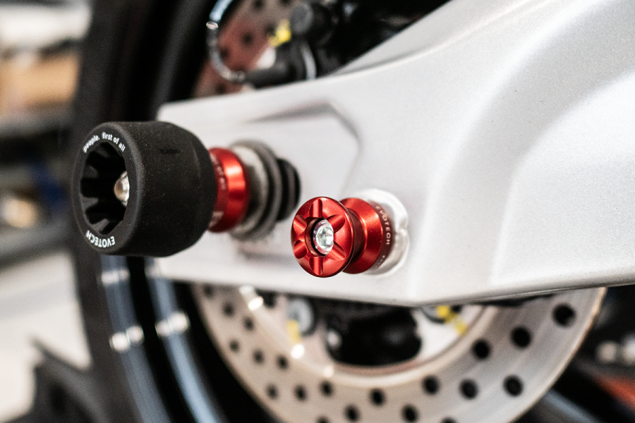 Paire De Diabolos Alloy Ultima Racing - Filetage M10, Couleur Rouge, Revêtement Teflon - Pour Moto, Neufs Avec Garantie