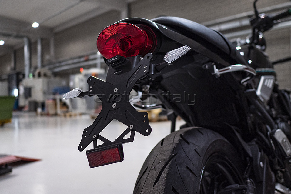 Portatarga moto per Kawasaki Z650 Lightech KTARKA122 con luce targa e  catadiottro